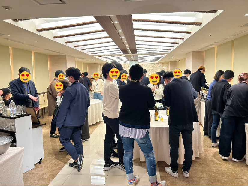 ワークショップ後に集合写真を撮る参加者たち